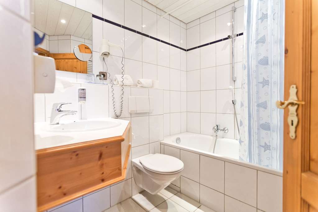 Akzent Hotel Krone Helmstadt Exterior photo
