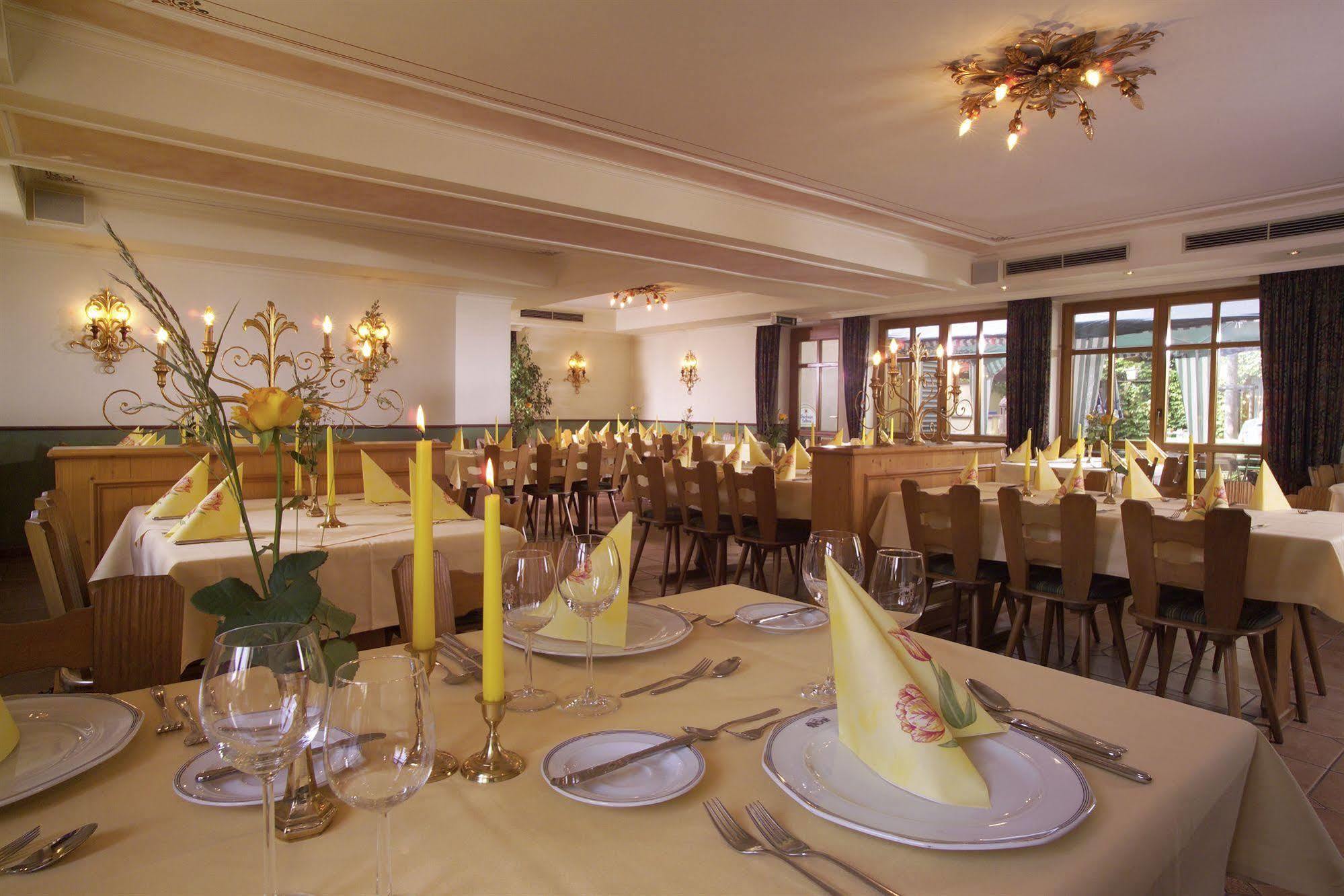 Akzent Hotel Krone Helmstadt Exterior photo