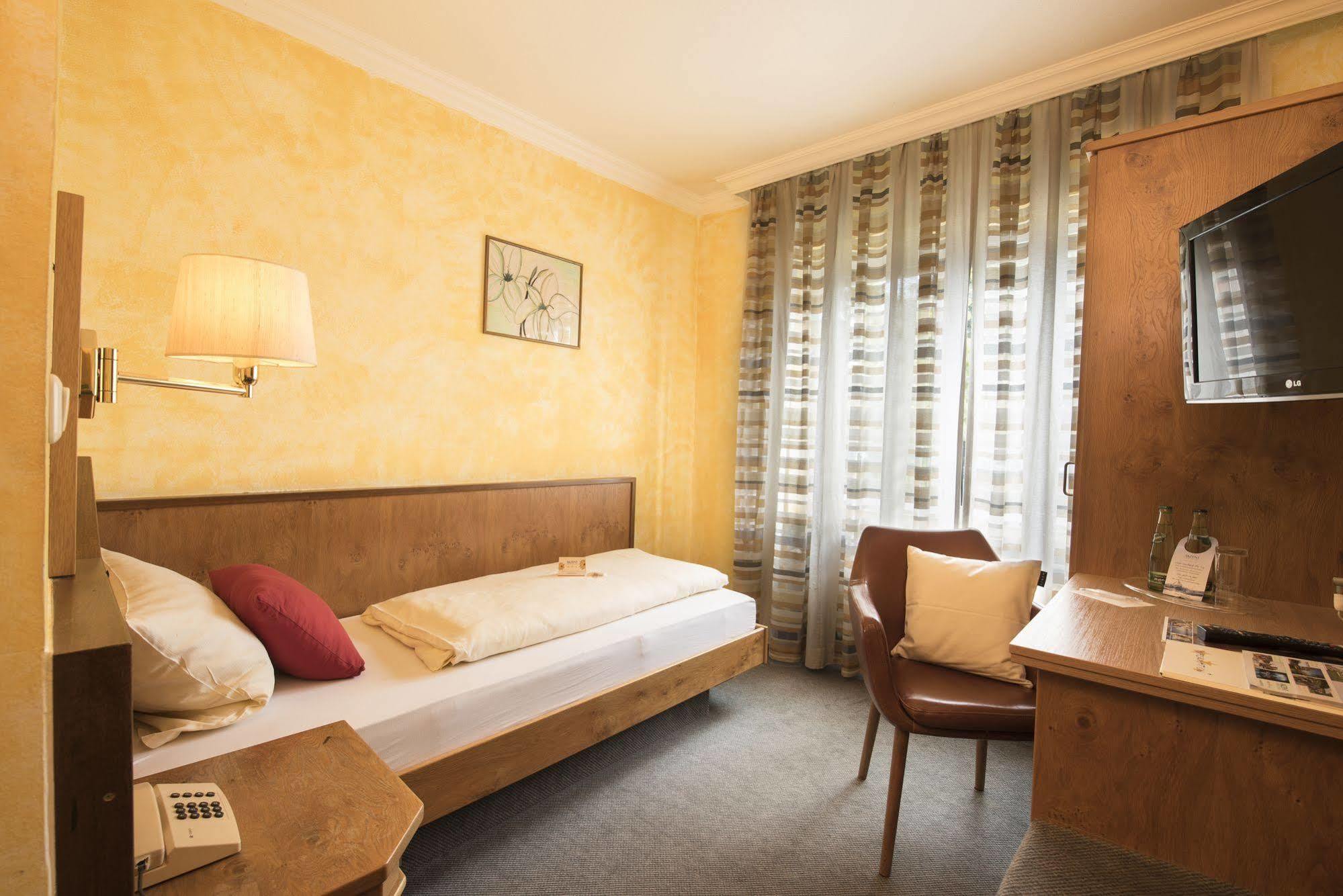 Akzent Hotel Krone Helmstadt Exterior photo